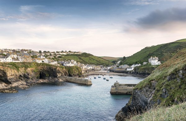 Where can visitors find the best budget-friendly seafood in Cornwall?