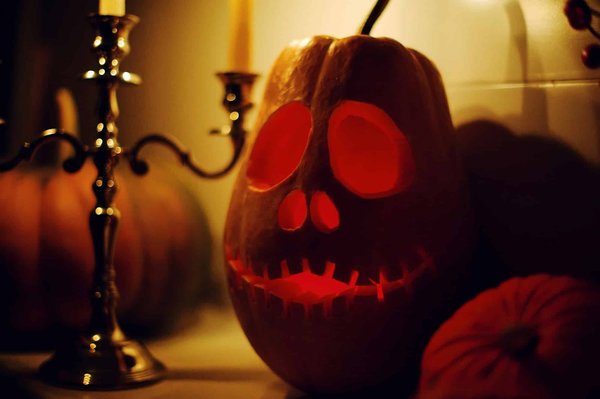 Which UK cities offer the most detailed ghost tours of Victorian era sites?