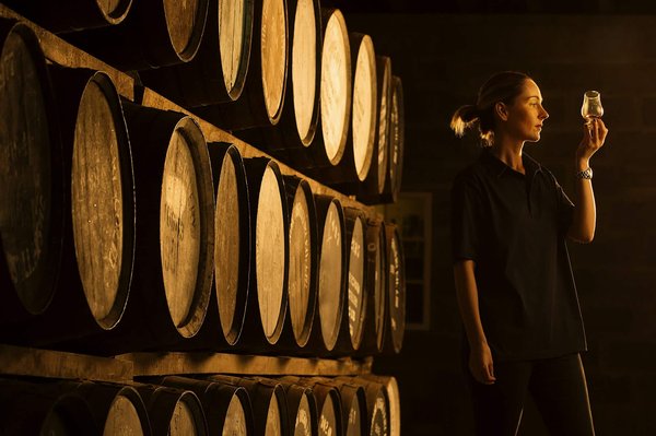 Which distilleries in Scotland offer in-depth tours about the science of whisky making?